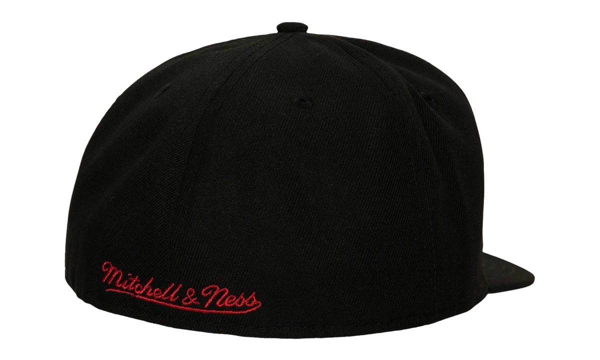 NBA Hardwood Classics Shark Bite Fitted Cap Chicago Bulls - Black HHSF3477 CBUYYPPPBLCK